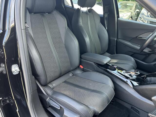 Peugeot e-2008 EV GT | Volledig Elektrisch | Full LED Verlichting | Navigatie | 3-Fase Lader | Camera | Keyless Start | Lichtmetalen Velgen | Cruise Control | Climate Control | Half Lederen Bekleding | Sportieve Uitvoering |