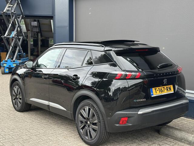Peugeot e-2008 EV GT Pack 136 PK Automaat | 12-2022 Auto | Meest Complete Uitvoering | Glazen Schuif-Kanteldak | 18" Lichtmetalen Velgen | Navigatie | Alcantara Stoelen | Stoelverwarming | Climate Control | Adaptieve Cruise Control | Camera | Hoge Zitpositie |