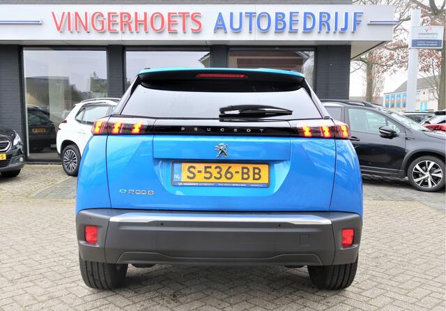 Peugeot e-2008 EV Allure 50 kWh *** 100% Elektrisch *** Navigatie & Spotify via Apple Carplay / Android Auto * L.M. Velgen * DAB Radio * 1/2 Lederen bekleding * Keyless Start Button * Cruise Control * Vingerhoets; Vierde Generatie Eersteklas Service !