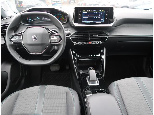 Peugeot e-2008 EV Allure 50 kWh *** 100% Elektrisch *** Navigatie & Spotify via Apple Carplay / Android Auto * L.M. Velgen * DAB Radio * 1/2 Lederen bekleding * Keyless Start Button * Cruise Control * Vingerhoets; Vierde Generatie Eersteklas Service !