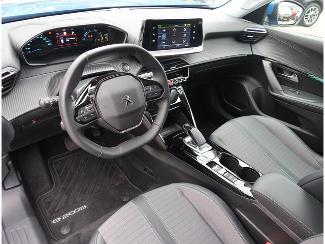 Peugeot e-2008 EV Allure 50 kWh *** 100% Elektrisch *** Navigatie & Spotify via Apple Carplay / Android Auto * L.M. Velgen * DAB Radio * 1/2 Lederen bekleding * Keyless Start Button * Cruise Control * Vingerhoets; Vierde Generatie Eersteklas Service !