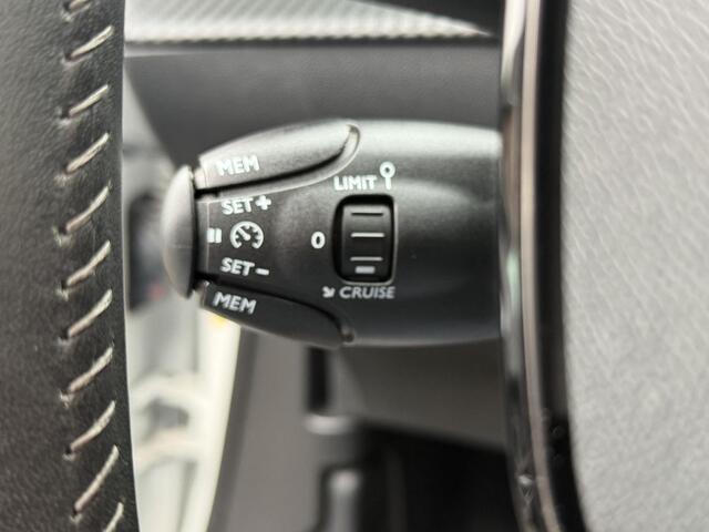 Peugeot e-2008 EV Active Pack 50 kWh | Camera | Carplay |