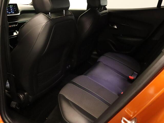 Peugeot e-2008 EV GT Pack 50 kWh - CLIMATE CONTROL- PARKEERSENSOREN VOOR/ ACHTER - TWO TONE LAK - 17 INCH LICHT METALEN VELGEN - ARMSTEUN VOOR - SPORTSTUUR EN STOELEN - APPLE CARPLAY/ANDROID AUTO - ADAPTIEVE CRUISE CONTROL
