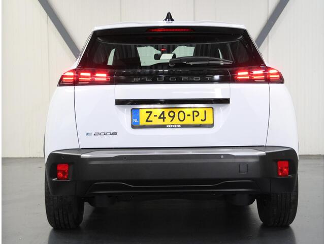 Peugeot e-2008 EV Active 54 kWh 156PK | 1ste eigenaar | AppleCarPlay/AndroidAuto | Armsteun | Climate Control | Cruise Control | Camera | FULL LED | Navigatie | Parkeersensoren | Isofix |