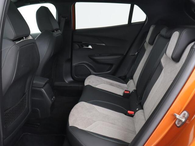 Peugeot e-2008 EV GT 50 kWh | Panoramadak | Stoelverwarming | Carplay | Adaptive cruise | Alcantara | Keyless | Camera | Full LED