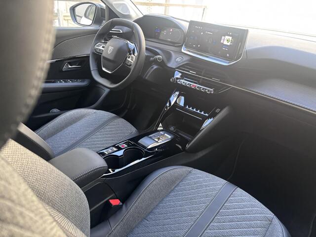 Peugeot e-208 5-deurs Allure EV 51kWh 156pk AUTOMAAT | LONG RANGE | NIEUW | GRATIS 11KW LAADSTATION | NAVI | CAMERA | CLIMA | OP=OP |