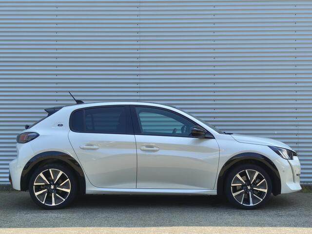 Peugeot e-208 GT EV 3-FASEN 50kWh 136pk | BLACK DIAMOND | PANODAK | NAVI | STOELVERW. | CAMERA | DODEHOEKBEW. | DRAADLOZE TELEFOONLADER