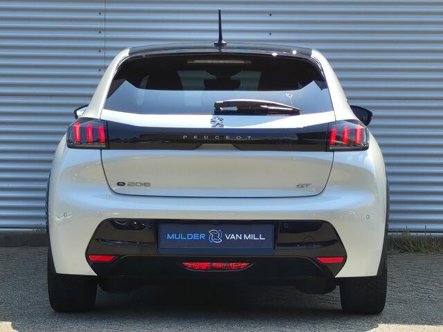 Peugeot e-208 GT EV 3-FASEN 50kWh 136pk | BLACK DIAMOND | PANODAK | NAVI | STOELVERW. | CAMERA | DODEHOEKBEW. | DRAADLOZE TELEFOONLADER