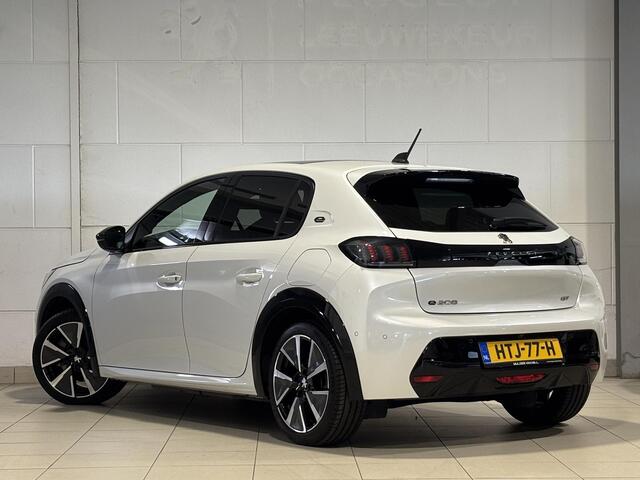 Peugeot e-208 EV GT Pack EV 3-fasen 50kWh 136pk AUTOMAAT | ALCANTARA | PANODAK | DODEHOEKBEW. | ADAPTIVE CRUISE | NAVI | STOELVERW. | CAMERA | DAB+ | LM-VELGEN 17" |