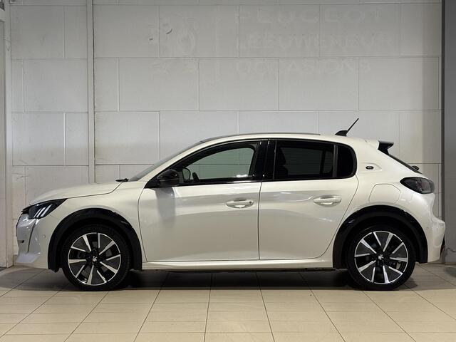 Peugeot e-208 EV GT Pack EV 3-fasen 50kWh 136pk AUTOMAAT | ALCANTARA | PANODAK | DODEHOEKBEW. | ADAPTIVE CRUISE | NAVI | STOELVERW. | CAMERA | DAB+ | LM-VELGEN 17" |