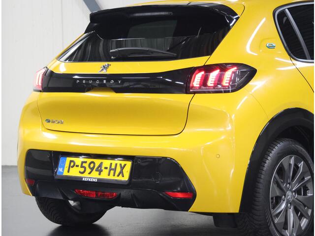 Peugeot e-208 EV Allure Pack 50 kWh 136PK | ACCURAPPORT 98%| AppleCarplay/Android Auto | Armsteun | Parkeersensoren | Navigatie | FULL LED | Climate Control | Adaptive Cruise Control | 16" LMV | Isofix | Privacy Glass |