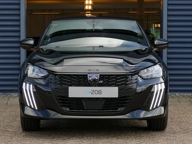 Peugeot e-208 EV GT Avantage 51 kWh | NIEUW | Uit voorraad leverbaar! | 360° Camera | Alcantara pakket | Pack Drive Assist | Full LED | Stoelverwarming | Warmtepomp
