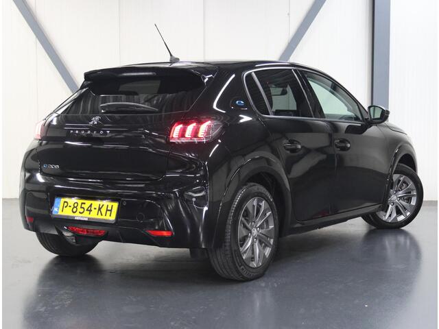 Peugeot e-208 EV Allure 50 kWh 136PK | AppleCarplay/Android Auto | Armsteun | Navigatie | Parkeersensoren | FULL LED | Stoelverwarming | Climate Control | Cruise Control | LMV | Isofix | Privacy Glass |