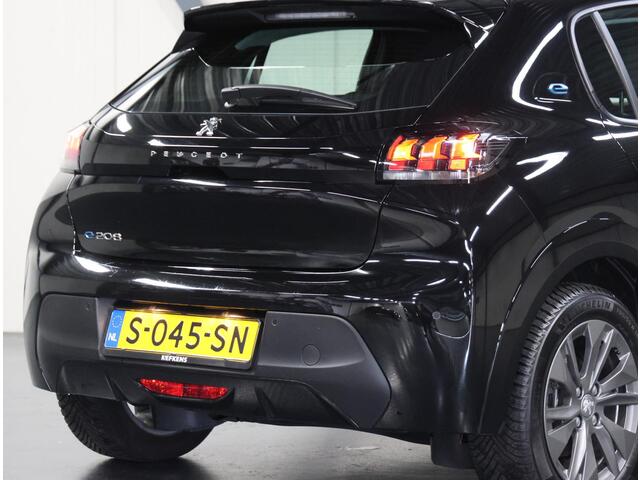 Peugeot e-208 Active Pack 50kWh 136PK | 1ste eigenaar | ACCURAPPORT 96% | 3 FASE | Armsteun | Navigatie | Climate Control | Parkeersensoren | 16"LMV | AUTOMAAT | Isofix |