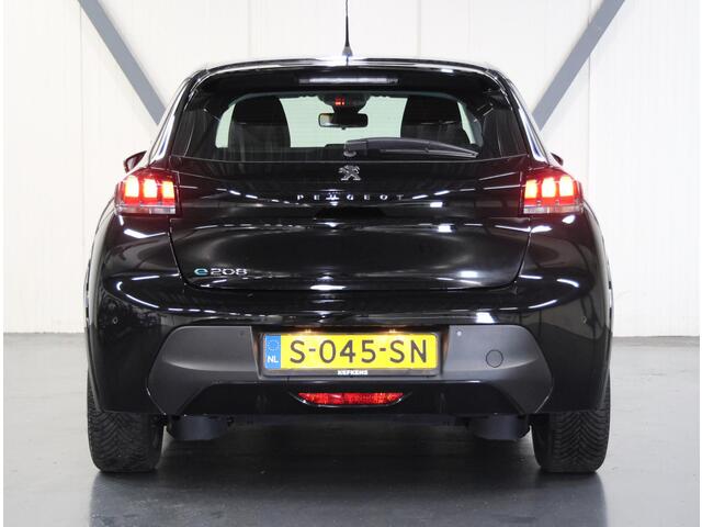 Peugeot e-208 Active Pack 50kWh 136PK | 1ste eigenaar | ACCURAPPORT 96% | 3 FASE | Armsteun | Navigatie | Climate Control | Parkeersensoren | 16"LMV | AUTOMAAT | Isofix |