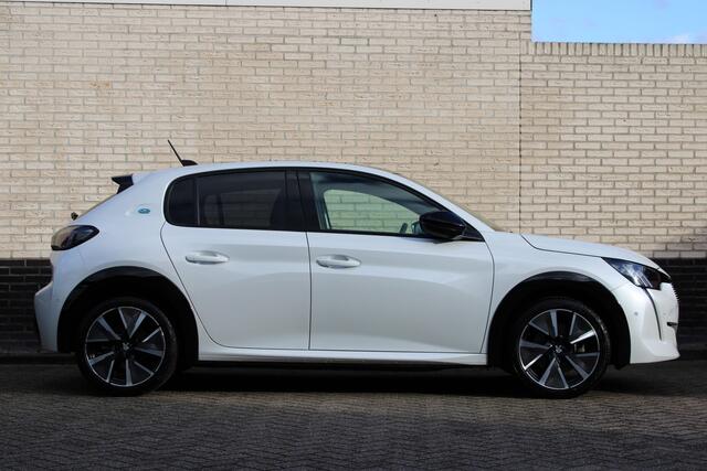 Peugeot e-208 EV GT Pack 50 kWh | Panoramadak | Navigatie | Winterpack