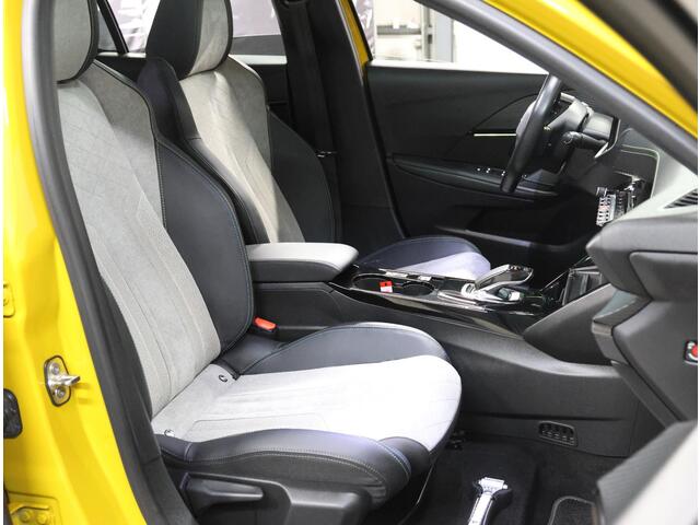 Peugeot e-208 GT 50kWh 136PK | 1ste eigenaar | ACCURAPPORT 100% | LEER/Alcantara | 3 FASE | Glazen dak | Adaptive Cruise Control | Climate Control | Camera | Dodehoekdetectie | Stoelverwarming | FULL LED | Sfeerverlichting | Isofix | Privacy Glass |