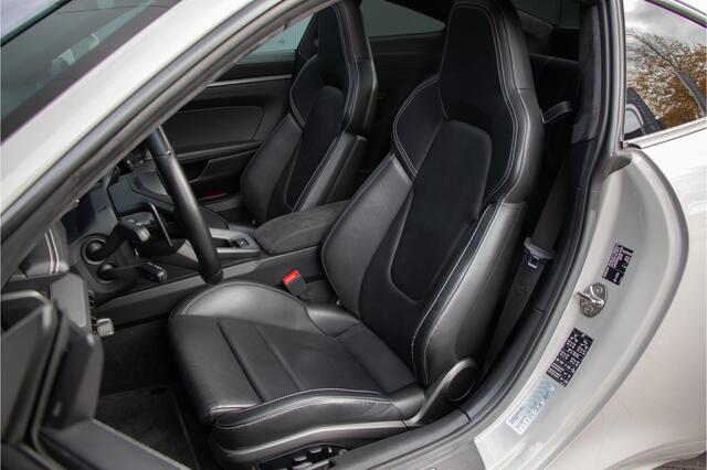 Porsche 911 3.0 Carrera 4S 450PK | ACC | Lift | 360 Cam | Sportdesign | PDLS+ | Krijt Grijs Sportuitlaat | Ventilatie + Verwarming | Sportchrono | Pano | Memory | Bose | Dealer O.H | Stuurverwarming | Alcantara | 992 4S | 18-wegs en Memory |Lederpack+ | 20/21"| N.