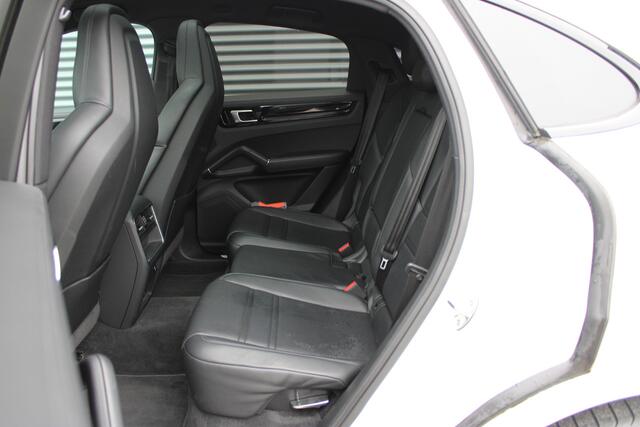 Porsche CAYENNE Coupé 3.0 E-Hybrid Carrarawit Metallic Panoramadak Luchtvering Achterasbesturing Softclose Vol-Leder NL-Auto