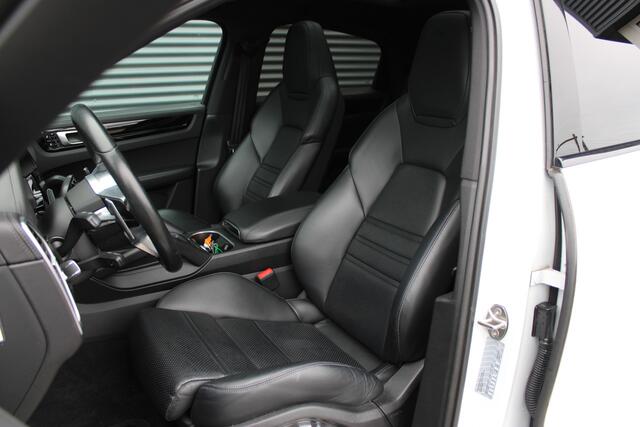 Porsche CAYENNE Coupé 3.0 E-Hybrid Carrarawit Metallic Panoramadak Luchtvering Achterasbesturing Softclose Vol-Leder NL-Auto
