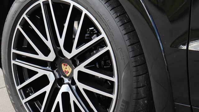 Porsche CAYENNE 3.0 E-Hybrid SportDesign | Head-up | Achterasbesturing | Panoramadak | BOSE Sound | Sportuitlaat | BOSE Sound