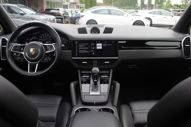 Porsche CAYENNE 3.0 E-Hybrid / Trekhaak / Panoramadak / 360Camera / Head-up / 21'' / Keyless / Bose / Sportchrono / Softclose / Stuurverwarming / Leder / Cruise Control