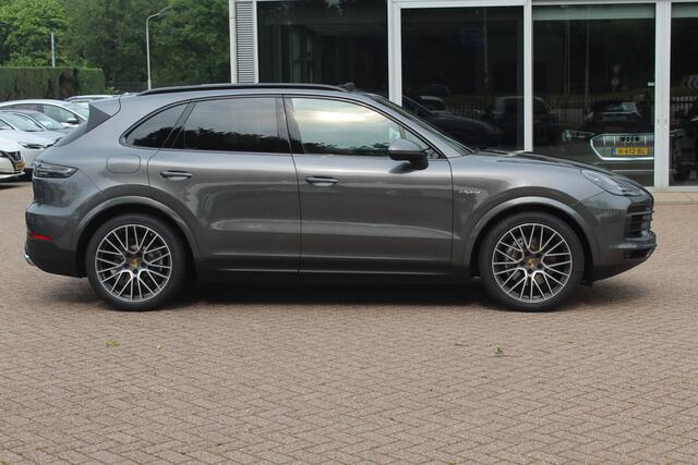 Porsche CAYENNE 3.0 E-Hybrid / Trekhaak / Panoramadak / 360Camera / Head-up / 21'' / Keyless / Bose / Sportchrono / Softclose / Stuurverwarming / Leder / Cruise Control