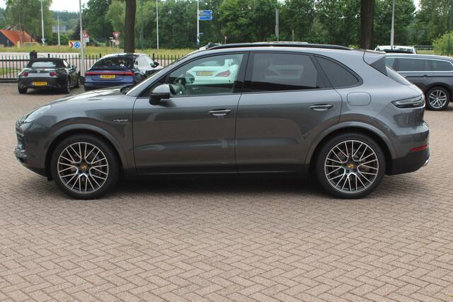 Porsche CAYENNE 3.0 E-Hybrid / Trekhaak / Panoramadak / 360Camera / Head-up / 21'' / Keyless / Bose / Sportchrono / Softclose / Stuurverwarming / Leder / Cruise Control