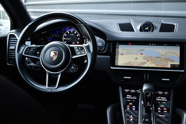 Porsche CAYENNE 3.0 E-Hybrid 462pk | Panoramadak | 22'' Velgen | Matrix PDLS+ | Massage Stoelen | Trekhaak wegklapbaar | Bose |