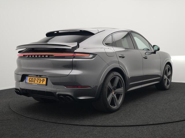 Porsche CAYENNE Coupé 3.0 E-Hybrid Plug In Hybrid 462PK Dealer O.H Facelift PHEV | Panodak | Luchtvering | Sportuitlaat | 4 Wiel Besturing | PDLS+ | Sport Chrono | InnoDrive Adaptive Cruise | SportDesign | Head up | Soft Close | 22"L.M | 360 Camera | 18-voudige leder