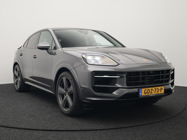 Porsche CAYENNE Coupé 3.0 E-Hybrid Plug In Hybrid 462PK Dealer O.H Facelift PHEV | Panodak | Luchtvering | Sportuitlaat | 4 Wiel Besturing | PDLS+ | Sport Chrono | InnoDrive Adaptive Cruise | SportDesign | Head up | Soft Close | 22"L.M | 360 Camera | 18-voudige leder