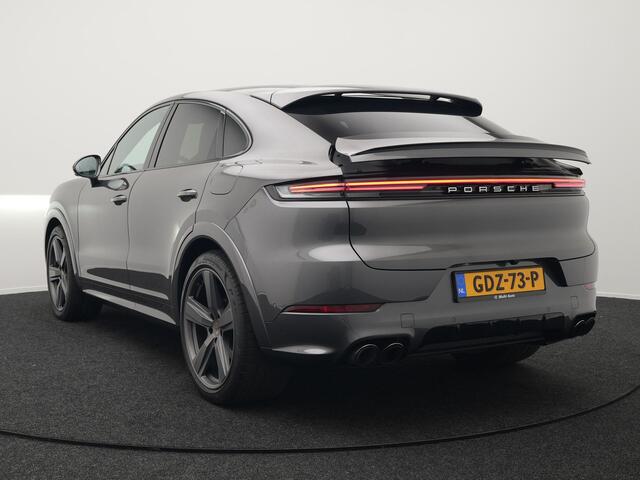 Porsche CAYENNE Coupé 3.0 E-Hybrid Plug In Hybrid 462PK Dealer O.H Facelift PHEV | Panodak | Luchtvering | Sportuitlaat | 4 Wiel Besturing | PDLS+ | Sport Chrono | InnoDrive Adaptive Cruise | SportDesign | Head up | Soft Close | 22"L.M | 360 Camera | 18-voudige leder