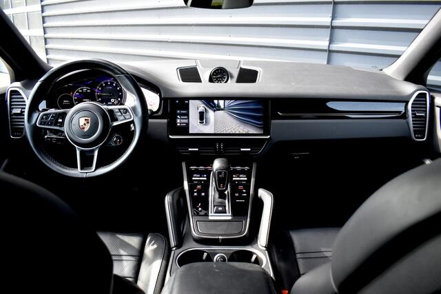 Porsche CAYENNE Coupé 3.0 E-Hybrid 462pk | Panoramadak | Sport Chrono | 360 Camera | 21'' Velgen | Luchtvering | Stuurverwarming | Stoel + Achterbankverwarming | LED Achterlichten donker |