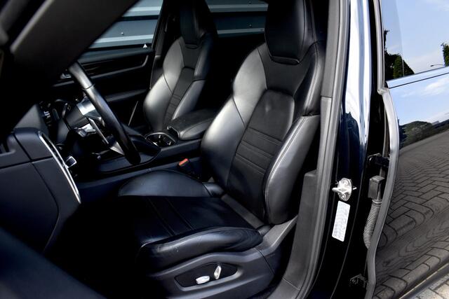 Porsche CAYENNE Coupé 3.0 E-Hybrid 462pk | Panoramadak | Sport Chrono | 360 Camera | 21'' Velgen | Luchtvering | Stuurverwarming | Stoel + Achterbankverwarming | LED Achterlichten donker |