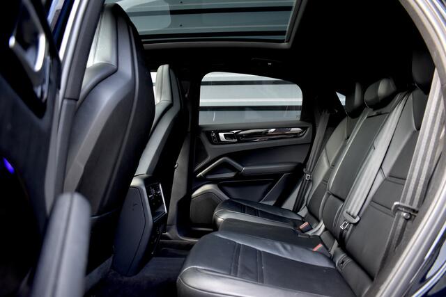 Porsche CAYENNE Coupé 3.0 E-Hybrid 462pk | Panoramadak | Sport Chrono | 360 Camera | 21'' Velgen | Luchtvering | Stuurverwarming | Stoel + Achterbankverwarming | LED Achterlichten donker |