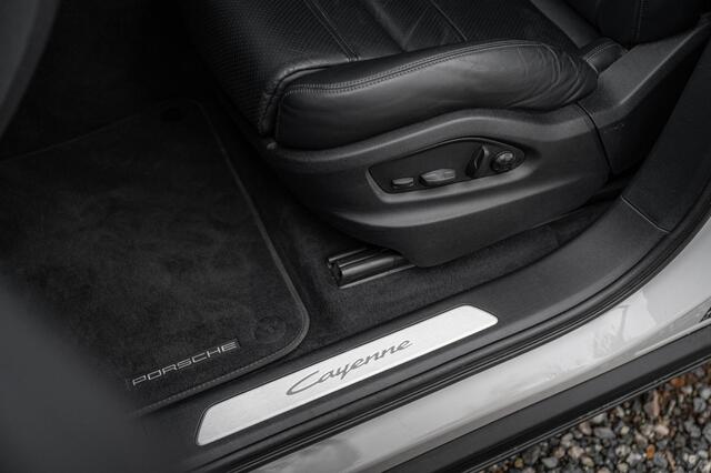 Porsche CAYENNE 3.0 E-Hybrid 470pk | Krijt | 22" | Lucht | InnoDrive | BOSE | SoClo