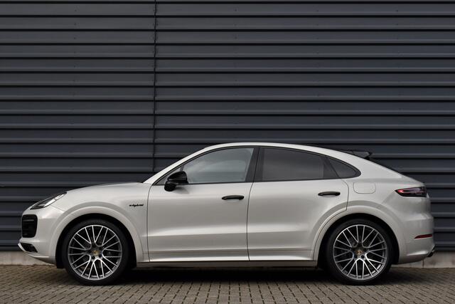 Porsche CAYENNE Coupé 3.0 E-Hybrid 462pk SportDesign | Pano | 22'' Wielen | ACC | Softclose | Bose | Stoelventilatie | Head-Up | 360 Camera |