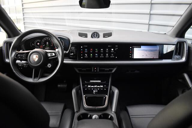 Porsche CAYENNE 3.0 E-Hybrid 470pk SportDesign | Pano | Bijrij. Display | Matrix | ACC | 22'' Wielen | Trekhaak | Achterasbest. | Bose |
