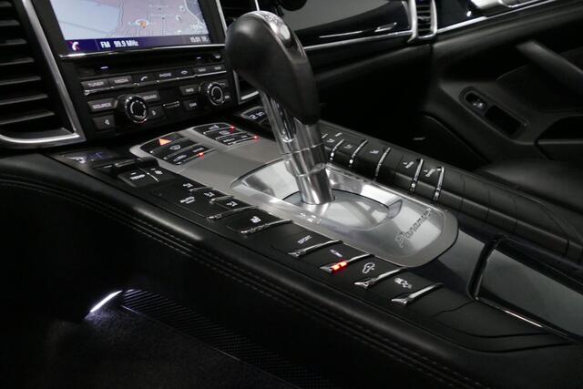 Porsche PANAMERA 3.0 S E-Hybrid / Schuif-/kanteldak / Elektr. verstelbare voorstoelen (links memory) / Luchtvering / BOSE Sound / Softclose - servosluiting / 20'' LMV / Porsche Dynamic Light System Plus (PDLS+) / Achteruitrijcamera / Standairco / Porsce Active Suspension 