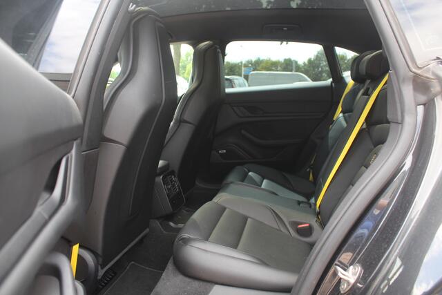 Porsche Taycan Cross Turismo 4 93 kWh / Panoramadak / 360Camera / Head-up / Passenger Display / 20'' / Bose / Sportchrono / Leder / Luchtvering / Stuurverwarming / Dodehoek / ACC / Stoelverwarming 4x / Warmtepomp