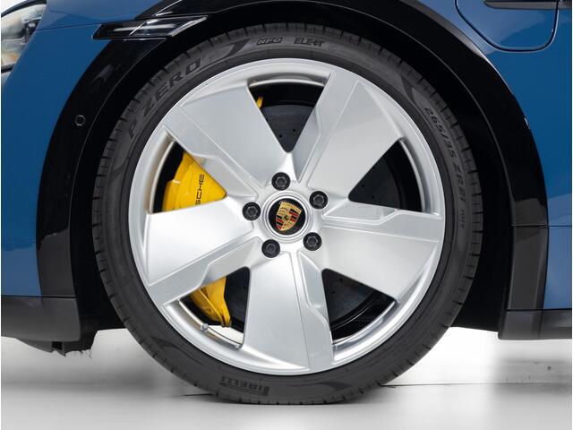 Porsche Taycan Turbo S Cross Turismo