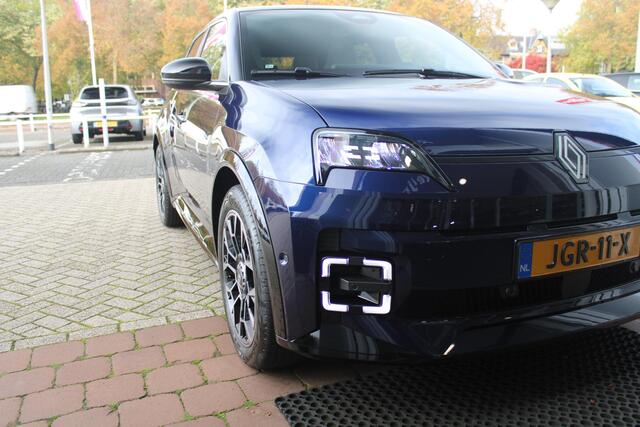 Renault 5 150PK COMFORT RANGE ROLAND-GARROS 52 kWh | NAVIGATIE SYSTEEM MET GOOGLE INTERGRATIE | HARMAN KARDON PREMIUM AUDIO | FULL LED KOPLAMPEN MET MICRO-OPTICS EN FRANSE VLAG | 10"R-LINK MULTIMEDIA | 18"GRONO LICHTMETALEN VELGEN | TWO-TONE CAROSSERIE KLEUR I.C.M.