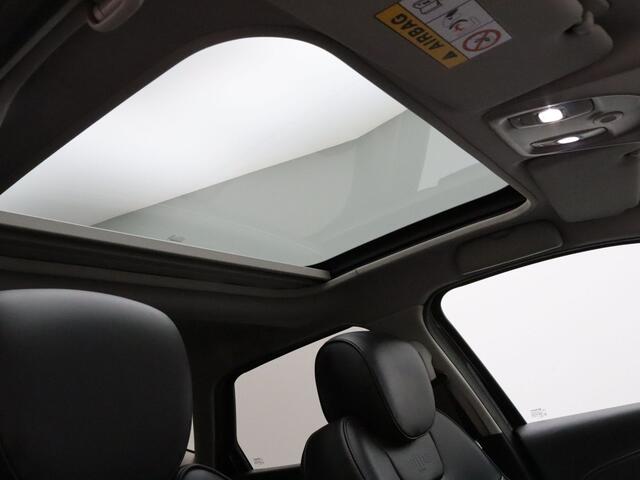 Renault CAPTUR 120pk TCe Initiale Paris Camera | Cruise | Navi | Parkeersens. v+a | Stoelverw. | Trekhaak | Panoramadak