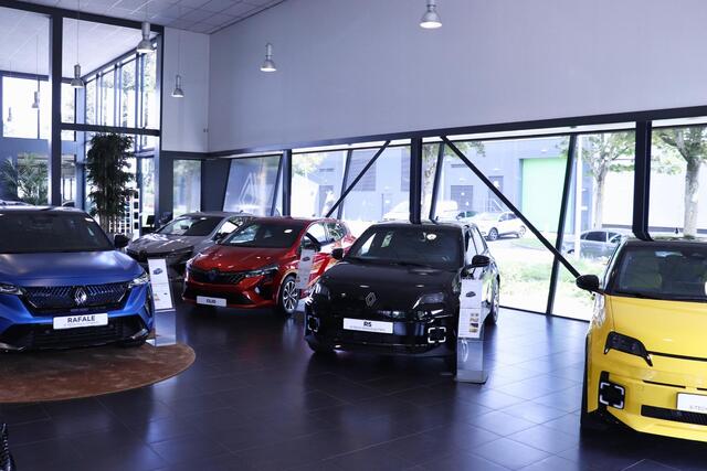 Renault CAPTUR TCe 100 Intens / DEALER OND. / 1E EIGENAAR / PANO / PDC 360 / PRIV GLASS / LANE ASS. / STUUR. VERW / VOORRUIT VERW. / CRUISE / CLIMATE / APPLE CARPLAY / ANDROID AUTO / DAB / 17'' LMV