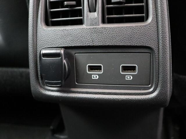 Renault CAPTUR TCe 130pk Intens | Automaat | Achteruitrij camera | Navigatie | Climate Control | Adaptive Cruise Control | Trekhaak