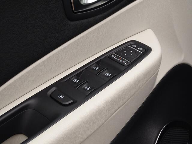 Renault CAPTUR 1.2 TCe Initiale Paris|Trekhaak|Leer| NAV |Luxe|Camera LED| Twotone