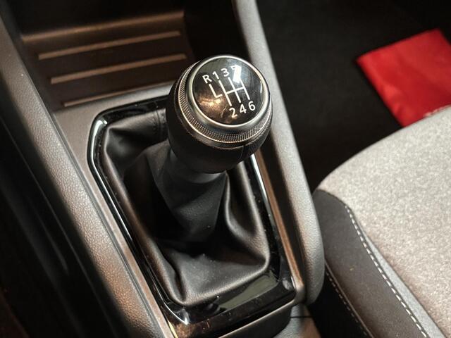 Renault CLIO 1.0 TCe 90 GPF evolution / Levertijd in overleg / Airco / Apple Car Play & Android Auto / Bluetooth telefoonvoorbereiding / DAB / Kunstlederen interieurdelen / LED verlichting / Parkeersensoren achter