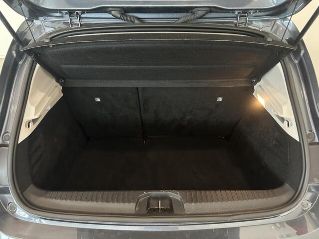 Renault CLIO 1.3 TCe 130 EDC Intens | Navigatie 9,3" | Stoelverwarming | Lichtmetalen velgen 17" | Parkeersensoren voor, achter en achteruitrijcamera