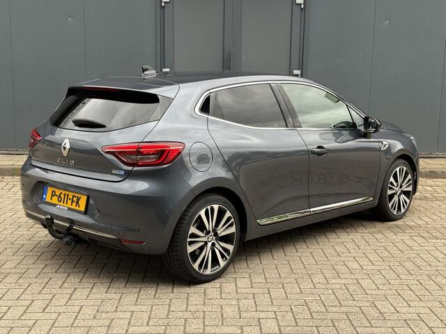 Renault CLIO 1.6 E-Tech Hybrid 140 Initiale / Trekhaak / Stuurverwarming / Stoelverwarming / All Season Banden / Navigatie / Achteruitrijcamera / Cruise Control