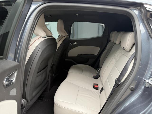 Renault CLIO 1.6 E-Tech Hybrid 140 Initiale / Trekhaak / Stuurverwarming / Stoelverwarming / All Season Banden / Navigatie / Achteruitrijcamera / Cruise Control